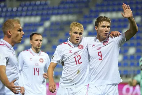 تألق جديد بقميص الدنمارك.. هويلوند يرد عمليًا على مانشستر يونايتد